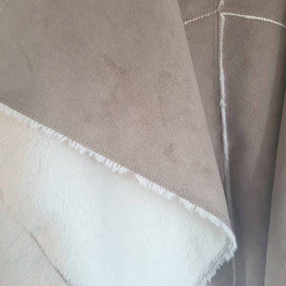 NWOT Guess Faux Sherpa Reversible Vest - Picture 9 of 15